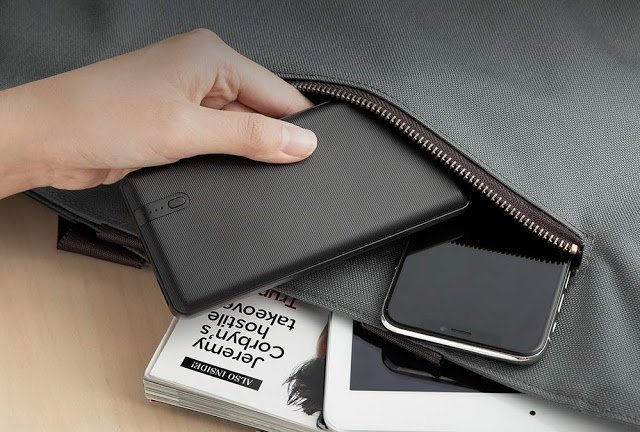 Spigen Essential F711D powerbank da 10.000 mAh con design compatto | Prova