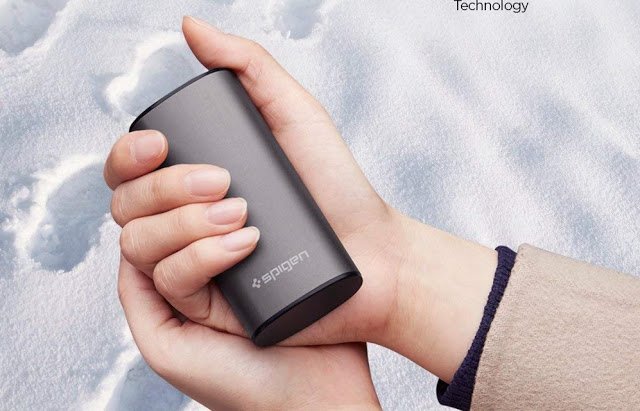 Spigen Essential F740H: powerbank compatta da 5000 mAh ottima per riscaldare anche le mani | Prova